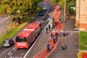 Bilde av en rød buss og sykkelfelt ved siden av.