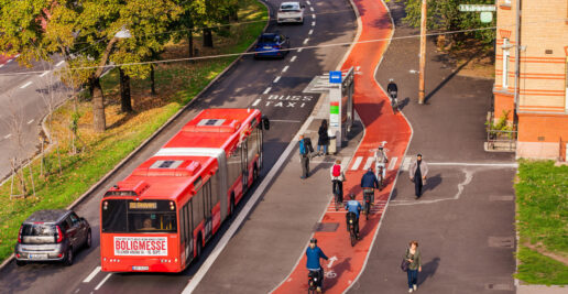 Bilde av en rød buss og sykkelfelt ved siden av.